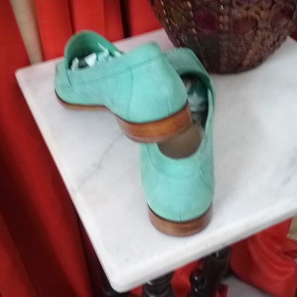 💥💕 LIKE NEW COLE HAAN,  SUPER COMFORTABLE CLASSIC LOAFERS - Picture 2 of 10